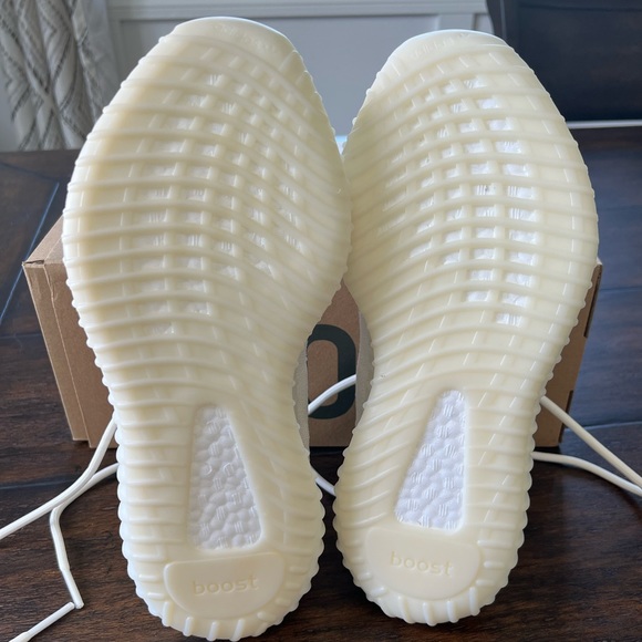 NWT Yeezy Boost 350 V2 Bone Size 8 - Picture 8 of 9